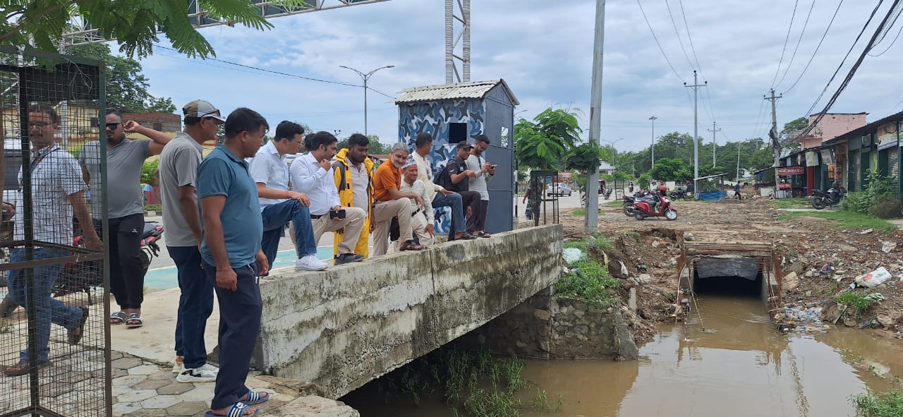 सरकारी टोलीसहित धनगढीको बाढी प्रभावित क्षेत्रमा पुगे पूर्वमन्त्री देउवा
